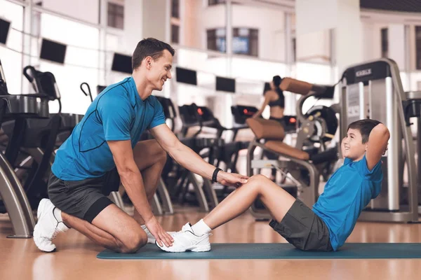 Papá e hijo con la misma ropa en el gimnasio. Padre e hijo llevan un estilo de vida saludable . — Foto de Stock