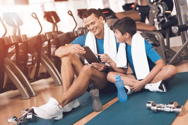 Papá e hijo con la misma ropa en el gimnasio. Padre e hijo llevan un estilo de vida saludable . — Foto de Stock