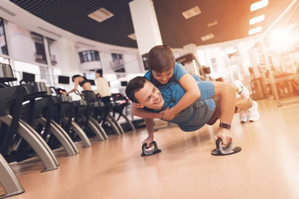 아버지 그리고 아들 체육관에서 같은 옷. 아버지와 아들은 건강 한 라이프 스타일을 리드합니다.. — 스톡 사진