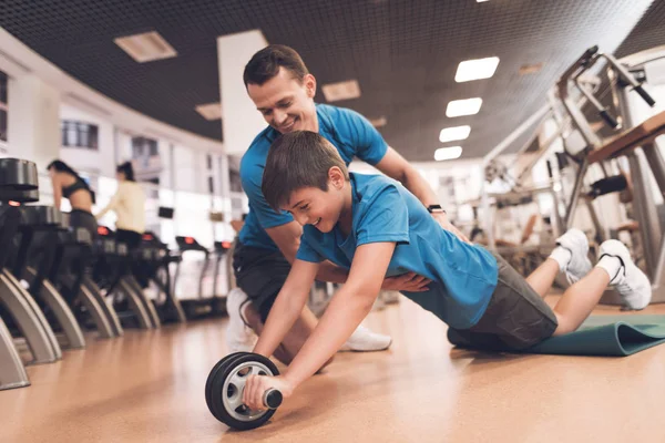 Папа и сын в одной одежде в спортзале. Отец и сын ведут здоровый образ жизни . — стоковое фото