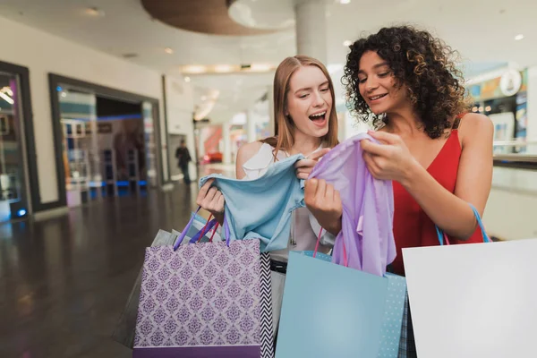 Les filles font du shopping au centre commercial. Vente en Black Friday. Les filles font du shopping un vendredi noir . — Photo