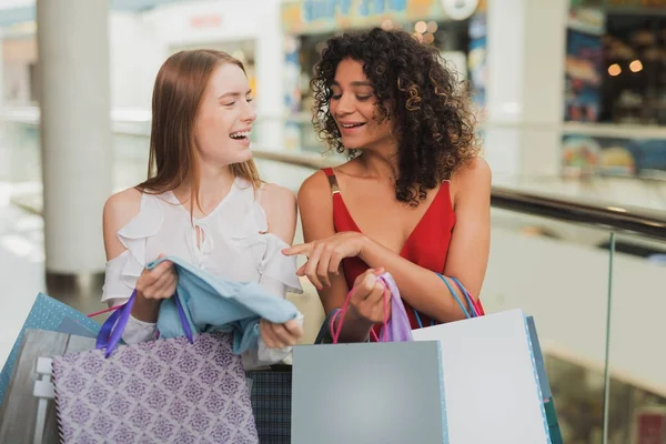 Les filles font du shopping au centre commercial. Vente en Black Friday. Les filles font du shopping un vendredi noir . — Photo