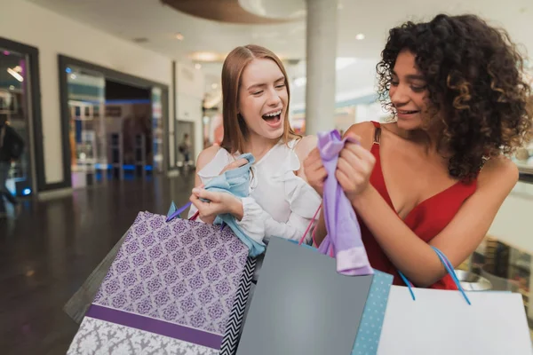 Las chicas están de compras en el centro comercial. Venta en Viernes Negro. Las niñas están de compras en un viernes negro . — Foto de Stock