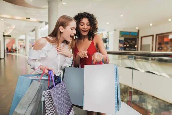 Flickor shopping på köpcentret. Försäljning svart fredag. Flickor shopping på en svart fredag. — Stockfoto