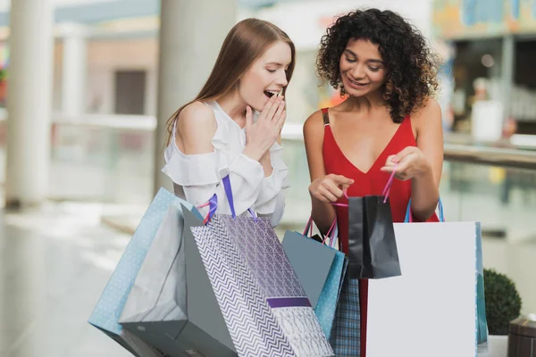 Las chicas están de compras en el centro comercial. Venta en Viernes Negro. Las niñas están de compras en un viernes negro . —  Fotos de Stock