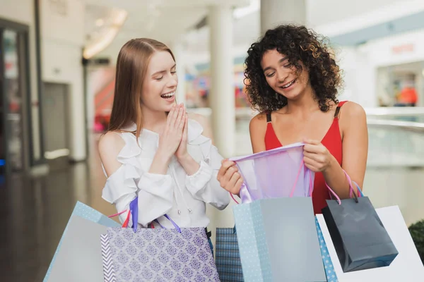 Meisjes zijn winkelen in het winkelcentrum. Koop in zwarte vrijdag. Meisjes zijn winkelen op een zwarte vrijdag. — Stockfoto