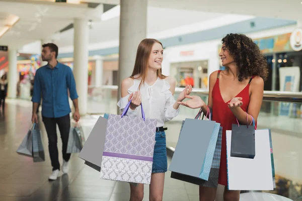 Le ragazze stanno facendo shopping al centro commerciale. Vendita in Venerdì nero. Le ragazze stanno facendo shopping in un venerdì nero . — Foto Stock