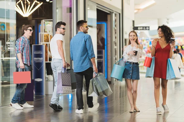 Venda na Black Friday. A companhia de jovens envolve-se em fazer compras em uma sexta-feira preta . — Fotografia de Stock