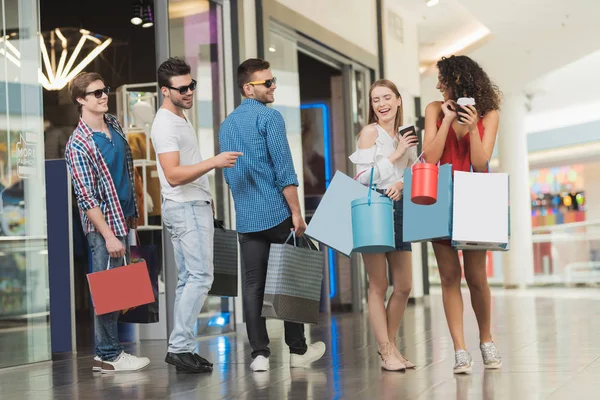 Venta en Viernes Negro. La compañía de jóvenes se dedica a ir de compras en un viernes negro . —  Fotos de Stock