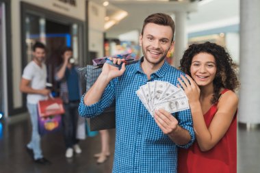 Kız ve erkek arkadaşı alışveriş merkezine. Bir black Friday Satılık. Genç bir çift alışveriş.