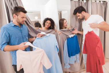 Montaj odasında adamlar onların kızlar için bekliyor. Kızlar Montaj odasında şeyler üzerinde çalışıyor.