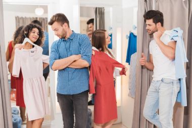 Montaj odasında adamlar onların kızlar için bekliyor. Kızlar Montaj odasında şeyler üzerinde çalışıyor.