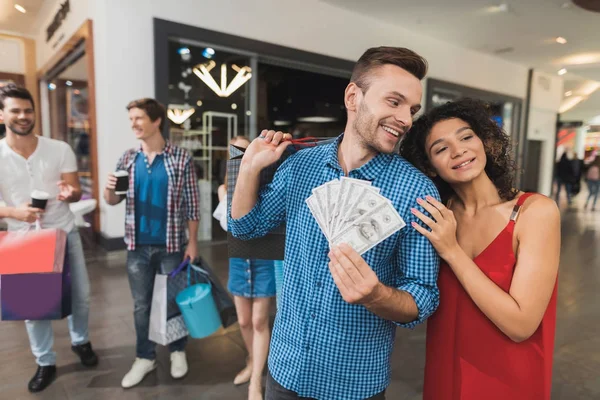 La chica y su novio están de compras en el centro comercial. Venta en un viernes negro. Una joven pareja está de compras . — Foto de Stock