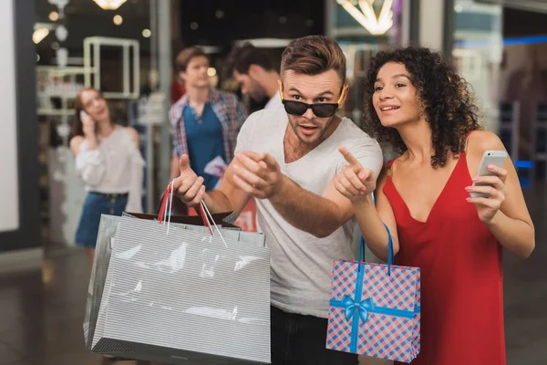 여자와 그녀의 남자 친구는 쇼핑몰에서 쇼핑 하 고. 검은 금요일에 판매입니다. 젊은 부부는 쇼핑. — 스톡 사진