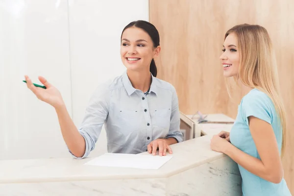 La mujer morena trabaja en la recepción. Trabaja en un salón de belleza. . — Foto de Stock