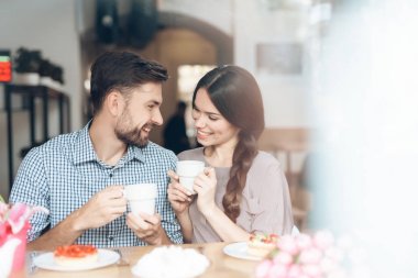 Bir adam ve bir kız bir tatil 8 Mart bir kafede kutlamak.