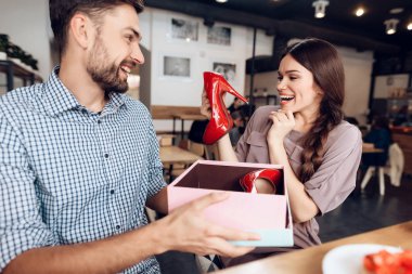 Bir adam ve bir kız bir tatil 8 Mart bir kafede kutlamak.