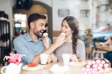 Bir adam ve bir kız bir tatil 8 Mart bir kafede kutlamak.
