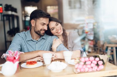 Bir adam ve bir kız bir tatil 8 Mart bir kafede kutlamak.