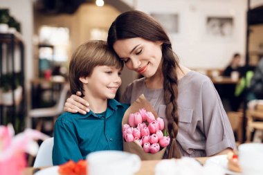 Oğlu annesini 8 Mart'ta kutladı..