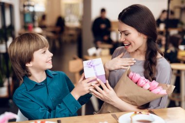 Oğlu annesini 8 Mart'ta kutladı..