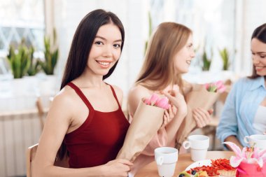 Üç kız tatil 8 Mart kutlamak.