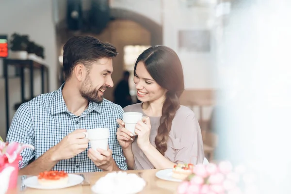 Bir adam ve bir kız bir tatil 8 Mart bir kafede kutlamak.