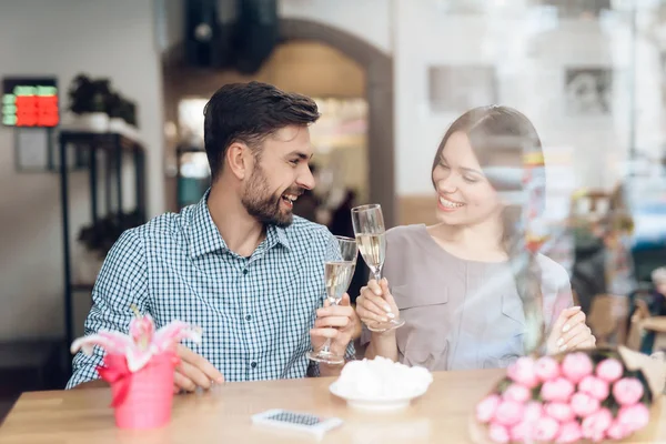 Bir adam ve bir kız bir tatil 8 Mart bir kafede kutlamak.