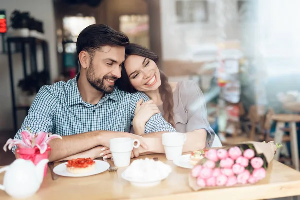 Bir adam ve bir kız bir tatil 8 Mart bir kafede kutlamak.
