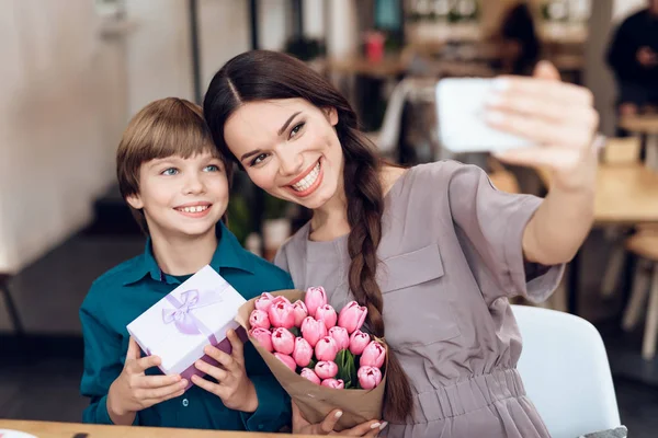 Oğlu annesini 8 Mart'ta kutladı..