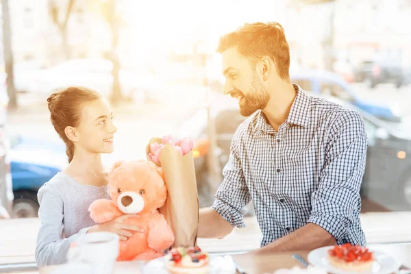 Le Père félicite sa petite fille le 8 mars . — Photo