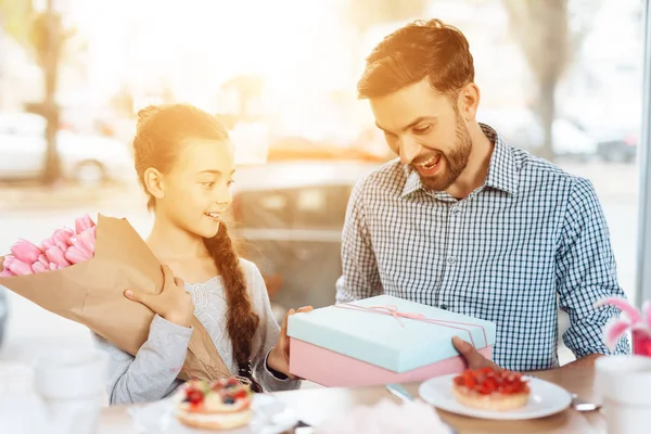 Le Père félicite sa petite fille le 8 mars . — Photo