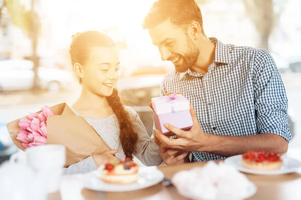 Vader feliciteert zijn dochtertje op 8 maart. — Stockfoto