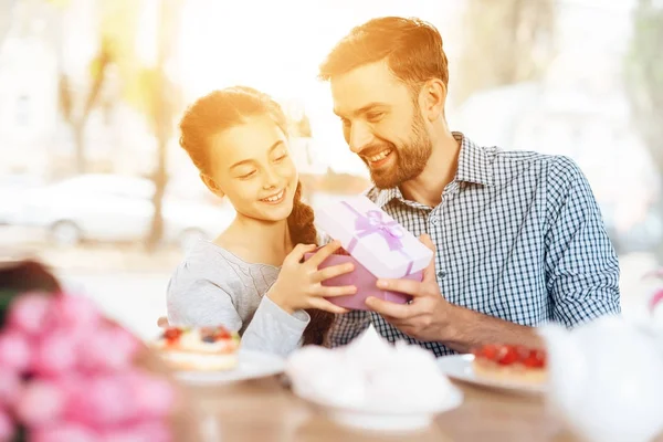 Padre felicita a su hijita el 8 de marzo . — Foto de Stock