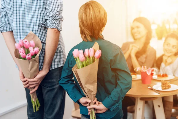 De familie viert samen de vakantie op 8 maart. — Stockfoto