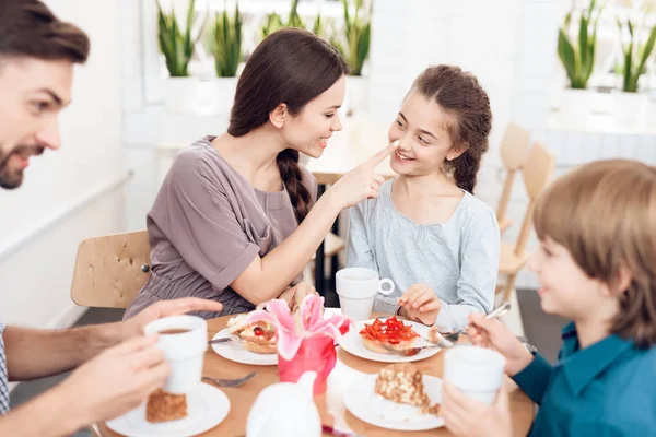 Familjen firar tillsammans semestern på 8 mars. — Stockfoto