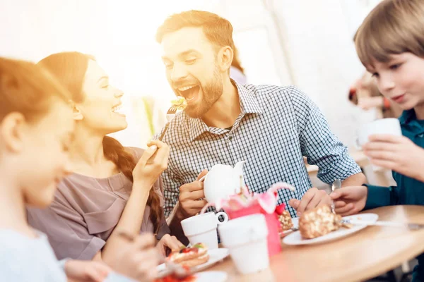 Aile tatil birlikte 8 Mart kutluyor.