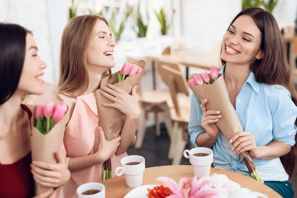 Üç kız tatil 8 Mart kutlamak.