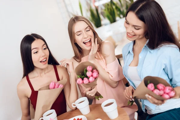 Drei Mädchen feiern das Fest am 8. März. — Stockfoto