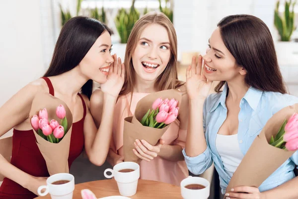 Trois filles célèbrent la fête le 8 mars . — Photo