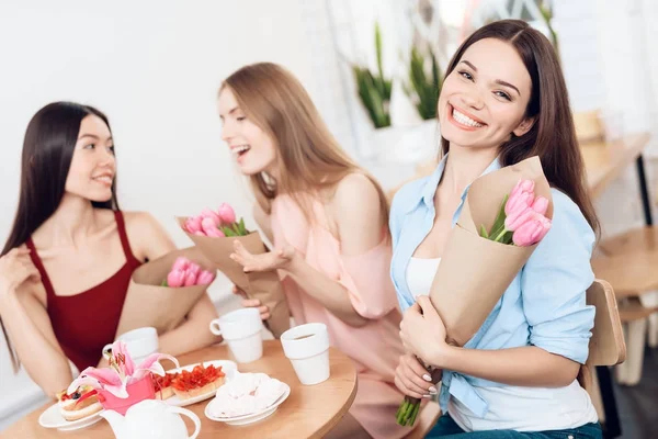 Tre ragazze festeggiano la festa l '8 marzo . — Foto Stock