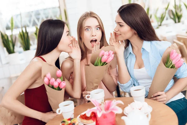 Drei Mädchen feiern das Fest am 8. März. — Stockfoto