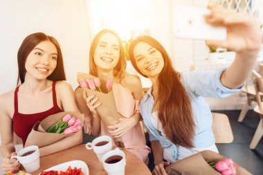 Üç kız selfie, tatil 8 Mart kutlama yapmak.
