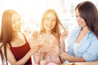 Üç kız tatil 8 Mart kutlamak.