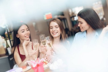 Üç kız birlikte bir kafede oturuyor.