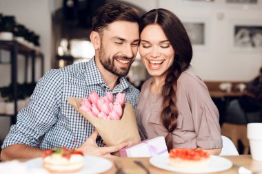 Bir adam ve bir kız bir tatil 8 Mart bir kafede kutlamak.