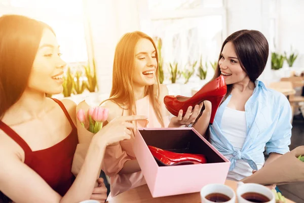 Tres niñas celebran la fiesta el 8 de marzo . —  Fotos de Stock