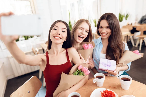 Tres chicas hacen selfie, celebrando la fiesta el 8 de marzo . — Foto de Stock