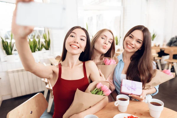Tre tjejer gör selfie, firar semestern på 8 mars. — Stockfoto