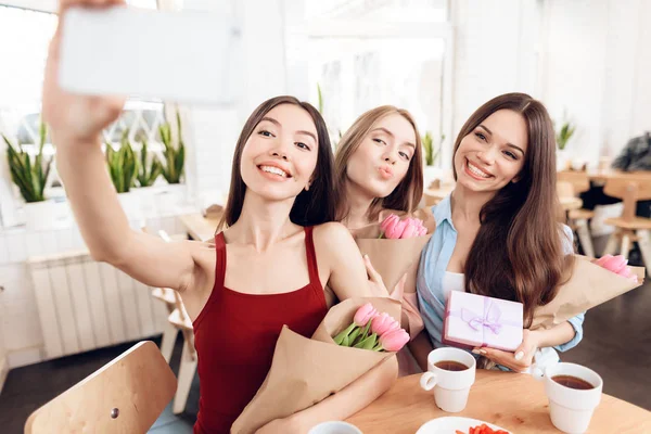 Drei Mädchen machen Selfie und feiern den Feiertag am 8. März. — Stockfoto